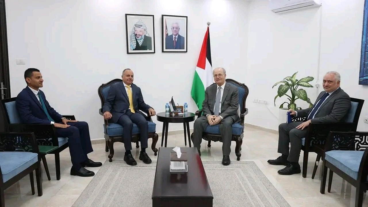 سفير مصر في رام الله يتباحث مع رئيس الوزراء الفلسطيني حول الأوضاع الحالية